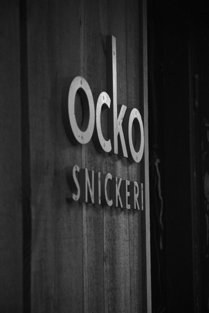 skylt utanför snickeriet och utställningen ocko snickeri