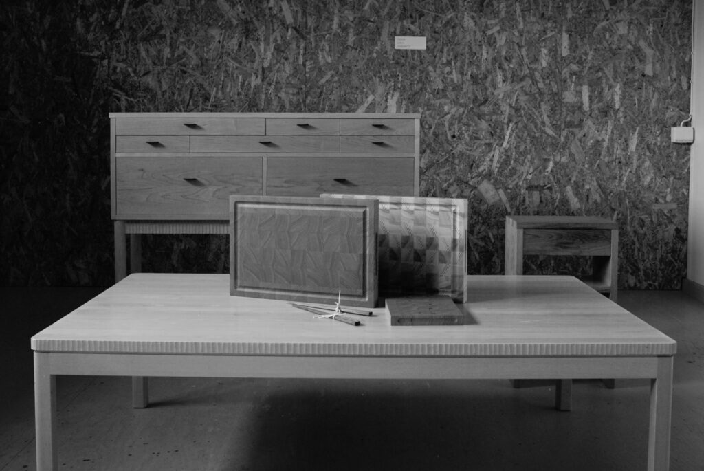 utställning showroom möbler soffbord sängbord skänk skärbräda ätpinnar